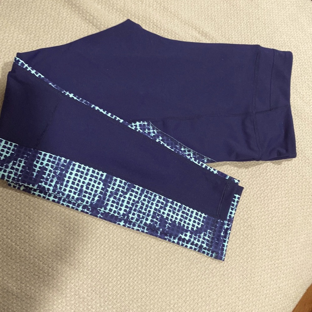 Under armour leggings never worn!! Has hidden pocket